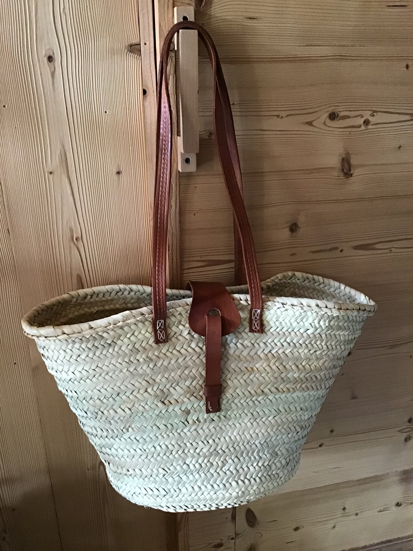 Panier en osier fermeture en cuir