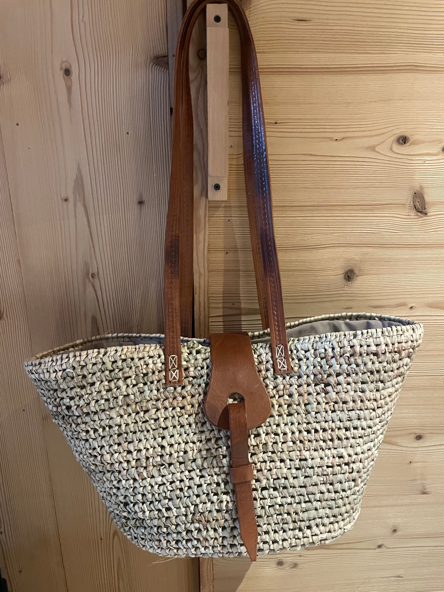 Panier au crochet en osier, fermeture en cuir