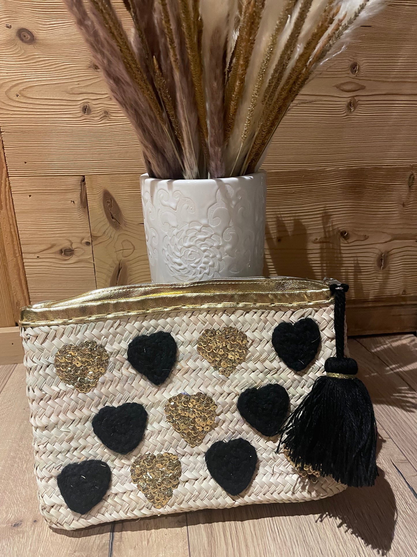 Pochette en Palme Brodée de Cœurs en Laine et Sequins - Élégance et Originalité