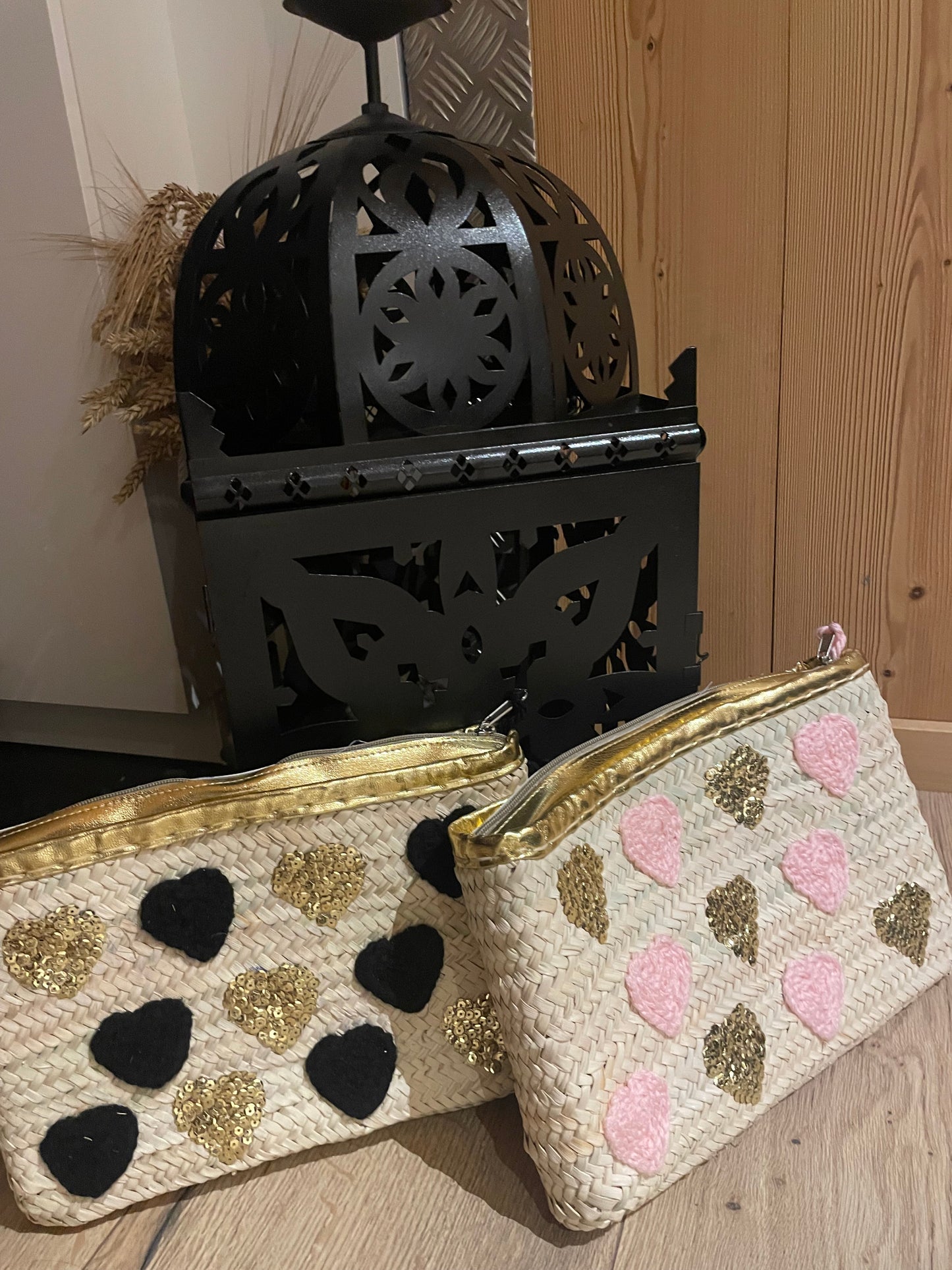 Pochette en Palme Brodée de Cœurs en Laine et Sequins - Élégance et Originalité