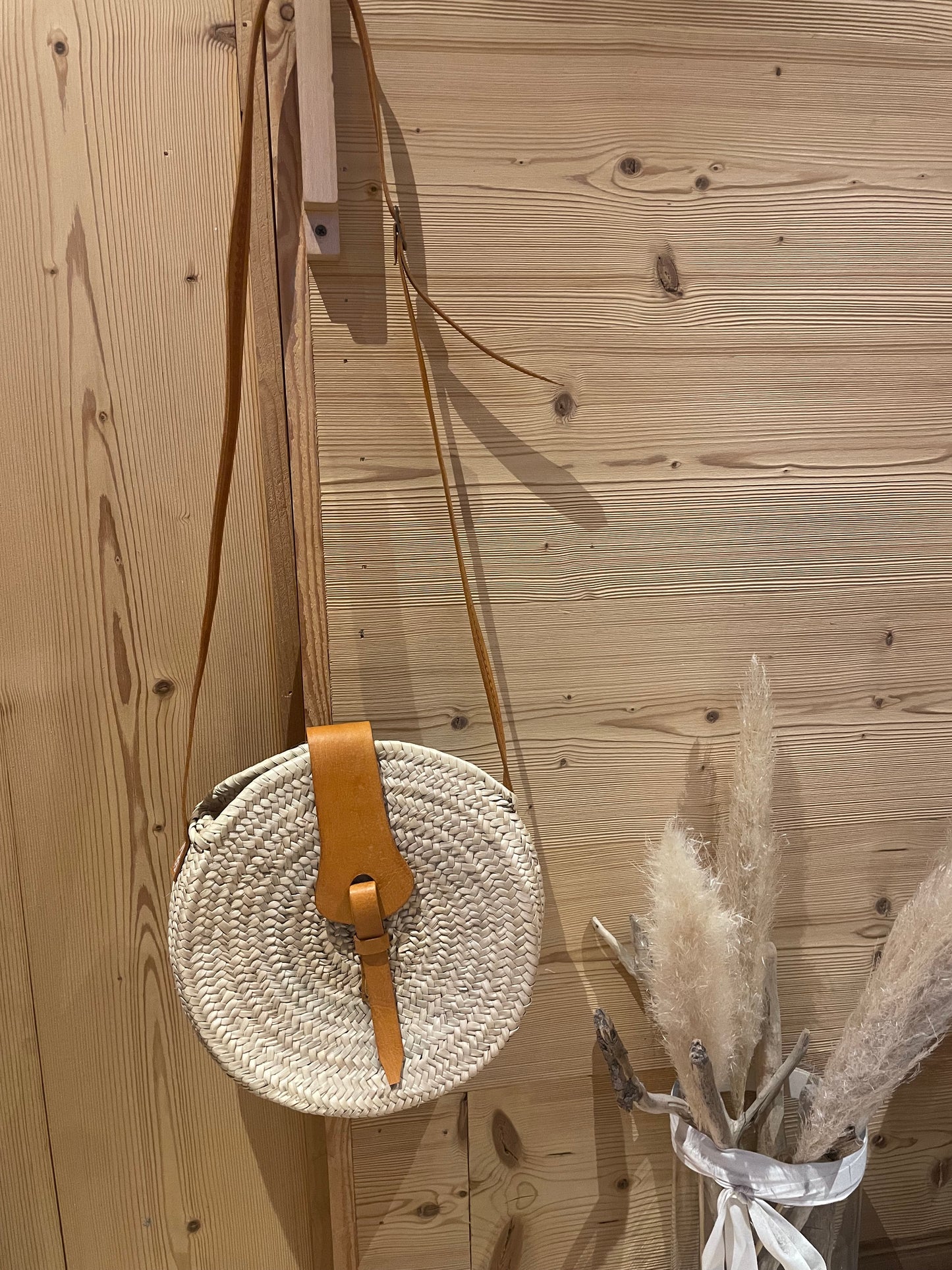 Sac Rond en Palme avec Boucle de Fermeture en Cuir - Bandoulière ajustable Camel