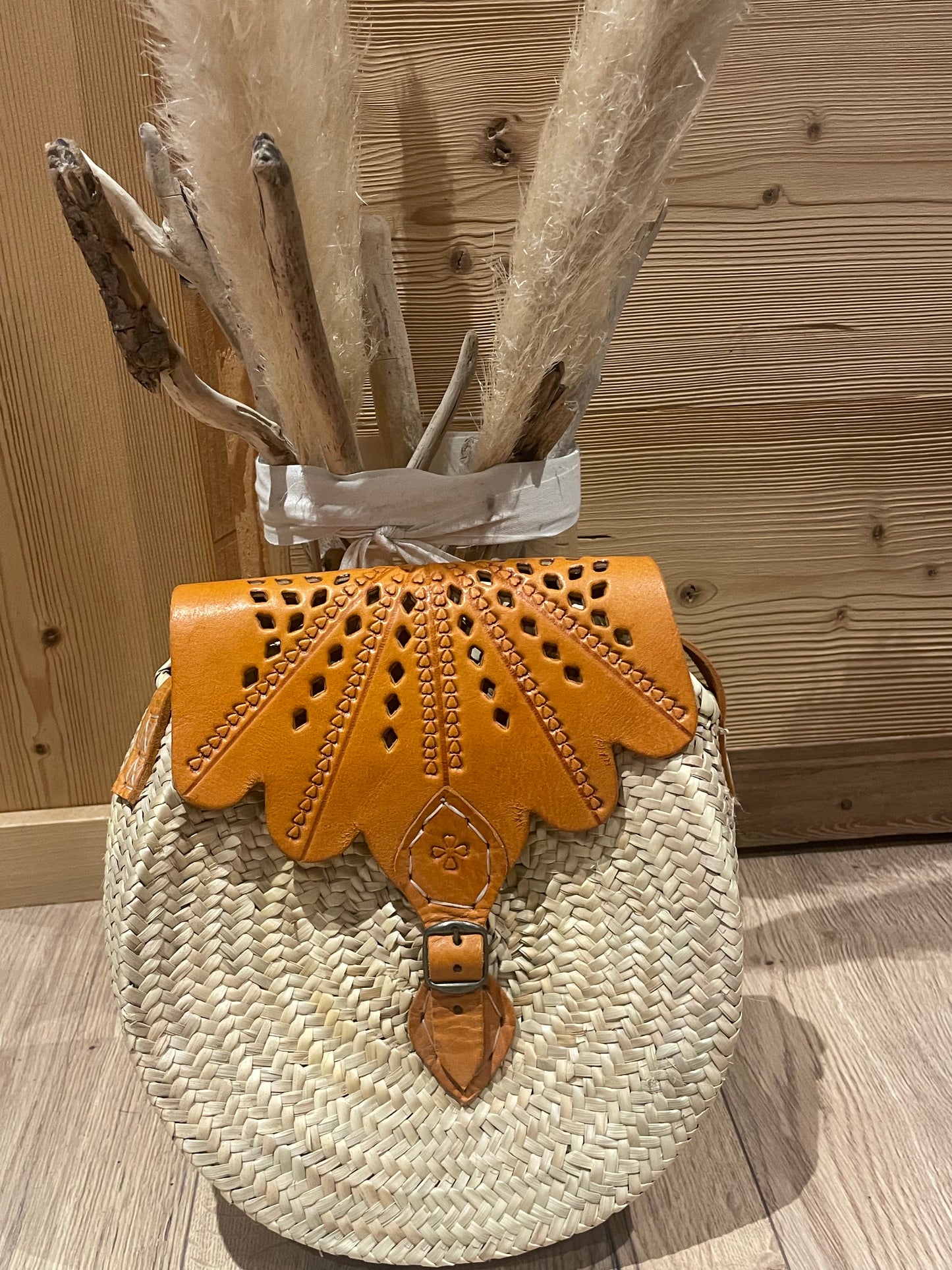 Sac rond en palme rabat en cuir ciselé et bandoulière ajustable - Élégance Artisanale