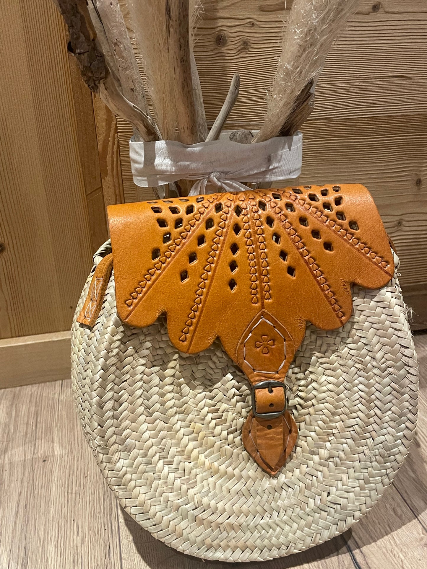 Sac rond en palme rabat en cuir ciselé et bandoulière ajustable - Élégance Artisanale