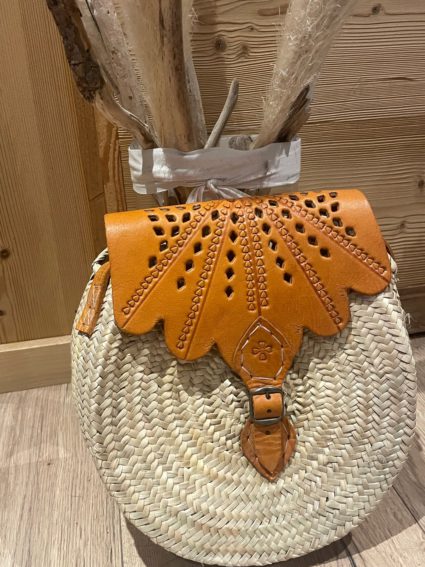 Sac rond en palme rabat en cuir ciselé et bandoulière ajustable - Élégance Artisanale