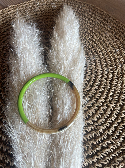 Bracelet coloré en corne véritable - Élégance Artisanale