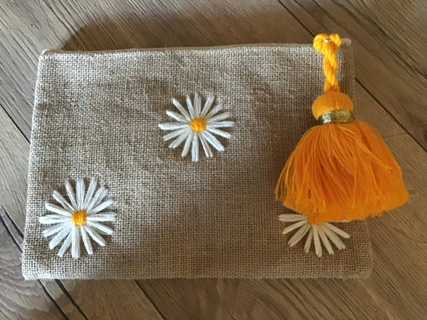 Pochette en jute broderies fleurs