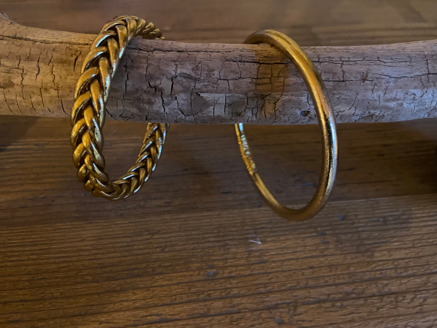 Bracelet bouddhiste tressé doré