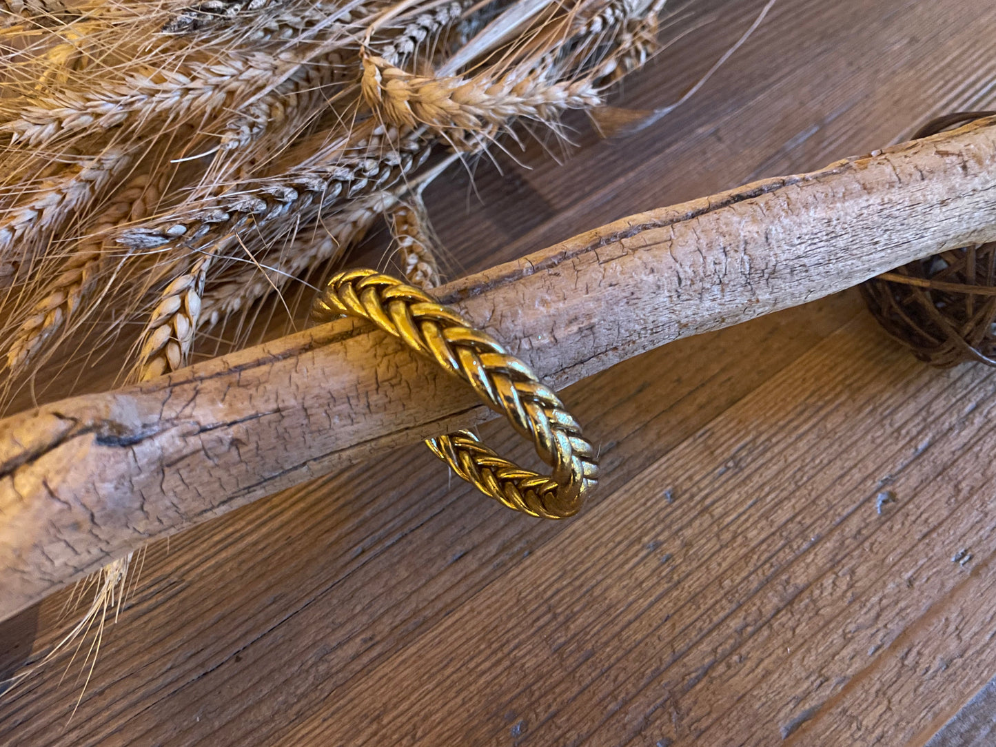 Bracelet bouddhiste tressé doré